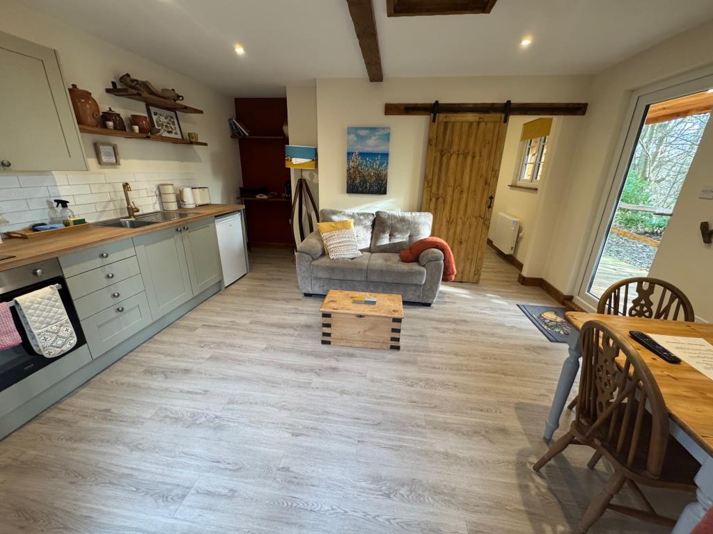 Lot: 43566 - COUNTRY ESTATE COMPRISING 5 BEDROOM MANOR HOUSE, WEDDING VENUE WITH 7 BEDROOM HOUSE, 6 ECO LODGES, 5 COTTAGES, 2 TENNIS COURTS, WORKSHOP AND ANCILLARY ACCOMMODATION - SET IN OVER 20 ACRES - Hedgehog Lodge-kitchen-living room